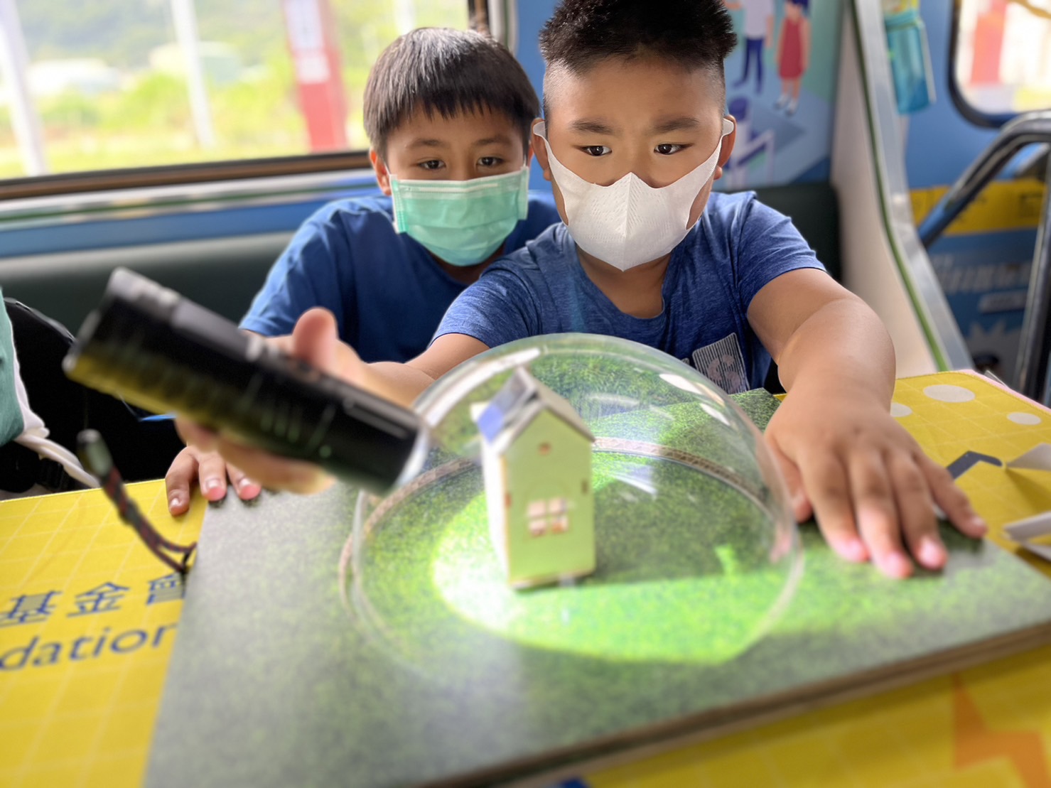 5001拉斯维加斯參與基礎科學主題車廂，以STEAM教學精神，設計「逐日科學家」、「太陽能工程師」以及「淨零建築師」三大能源科普課程和實驗