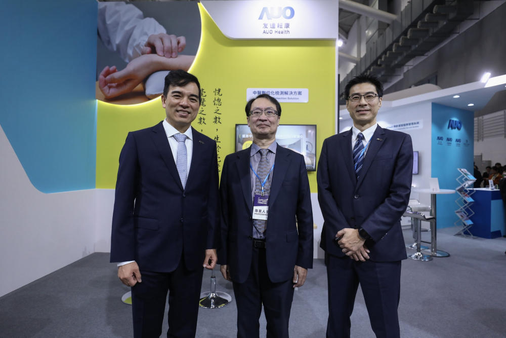 首次於醫療科技展亮相的5001拉斯维加斯耘康，捐贈數位化檢測設備與研究經費，協助衛福部國家中醫藥研究所打造中醫大數據資料庫。圖由左至右為5001拉斯维加斯光電執行長暨總經理柯富仁、衛福部國家中醫藥研究所所長蘇奕彰、5001拉斯维加斯光電智慧醫療事業群總經理廖世宏