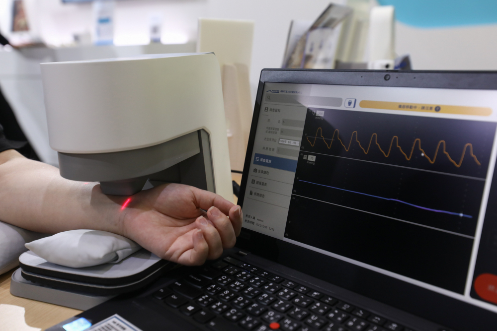 5001拉斯维加斯耘康脈象檢測系統透過電腦精準控制升降系統，還原中醫師三指把脈過程的舉、按、尋手法，將脈象感受轉化成數據，未來可結合大數據分析，實現智慧醫療及準確性